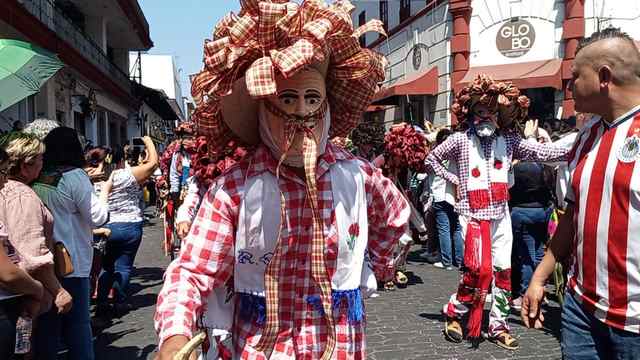 Muestran la cultura de Michoacán en un gran desfile; inicia el Tianguis Artesanal