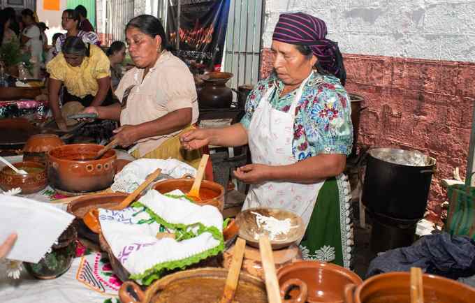 Nacho Campos inaugura la Muestra de Comida Tradicional Purépecha