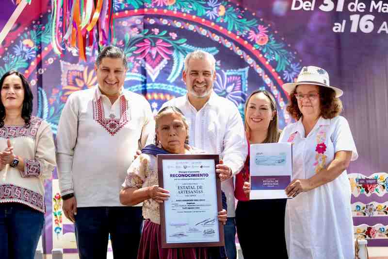 Premia Bedolla a ganadores de los concursos de Artesanías e Indumentaria Tradicional