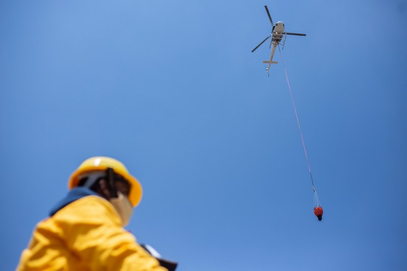 Helicópteros oficiales podrán utilizar hoyas de agua de aguacateros para mitigar incendios: Bedolla
