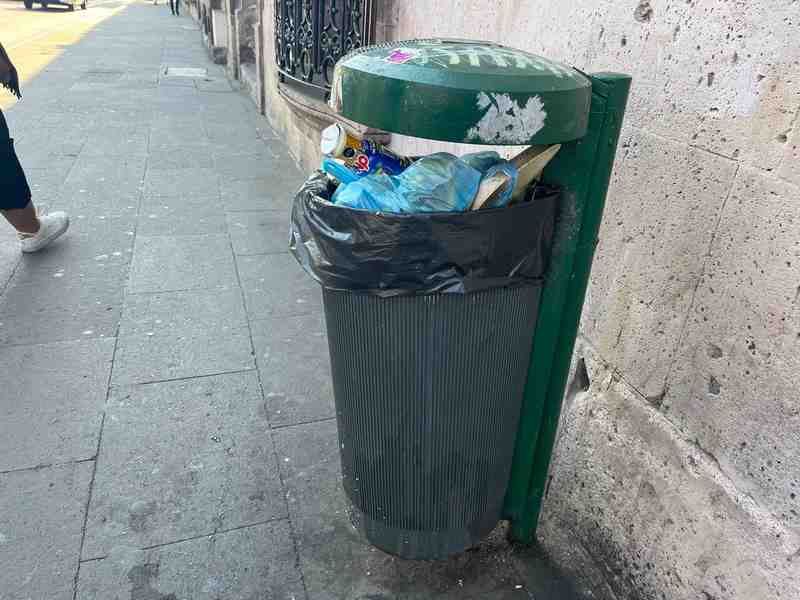 Identifican uso de cestos de basura para peatones como tiraderos de residuos