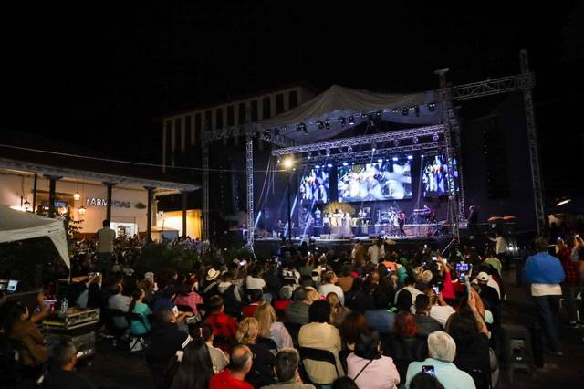Concierto de Eugenia León engalana el Tianguis Artesanal de Domingo de Ramos