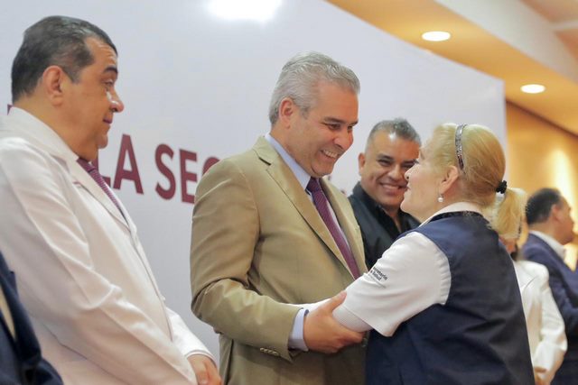 Reconoce Bedolla labor solidaria y humanitaria de trabajadores del sector salud