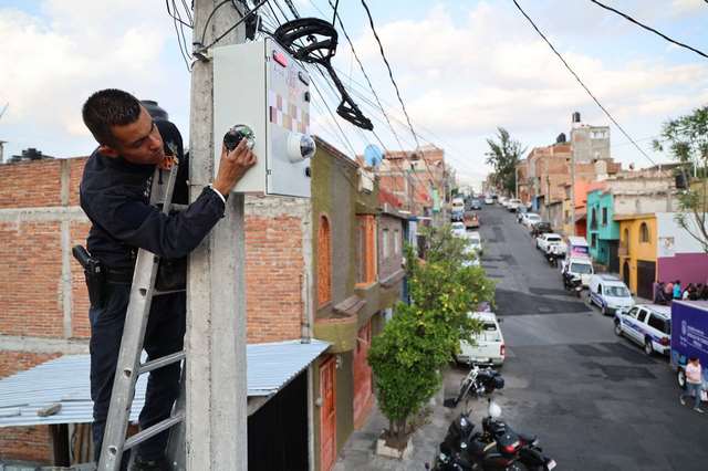 Alfonso Martínez coloca cámaras de videovigilancia en La Obrera