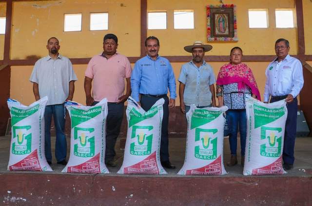Jaime Verduzco encabeza entrega de semilla de avena en Corupo