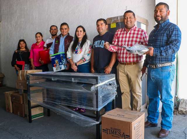 Renueva Yadira Ramírez equipo y mobiliario de Espacio Alimentario en Nuevo Zirosto