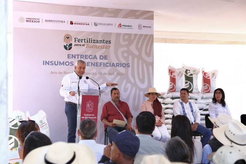 Productores de Ario, Nuevo Urecho y Salvador Escalante reciben fertilizante del Gobernador