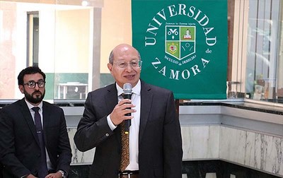 Jorge Reséndiz García interactúa con estudiantes de Zamora; les invita a ser receptivos a los nuevos sistemas legales y tecnológicos