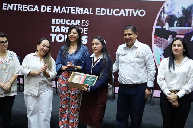 Entregan Nacho Campos y Grisel Tello material educativo por más de 6 mdp a escuelas de Uruapan