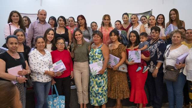 Daniela De Los Santos, reconoce a mujeres por su labor social