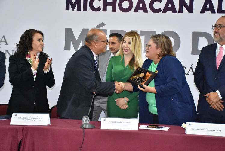 Recibe Normal de Arteaga la Medalla Michoacán al Mérito Docente