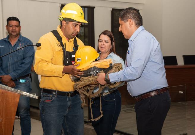 Dota Nacho Campos de equipo y uniformes a guardabosques y personal de alumbrado público