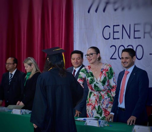Rectora invita a egresados de bachillerato a conducirse siempre con honestidad