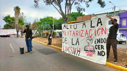 Se manifiestan y exigen no se militarice la UMSNH