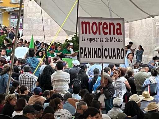 Lluvia, enojo, chiflados y abandono del lugar, prevaleció en la espera de Claudia Sheinbaum a Morelia