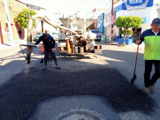 Reparan baches en la ciudad ante temporada de lluvias