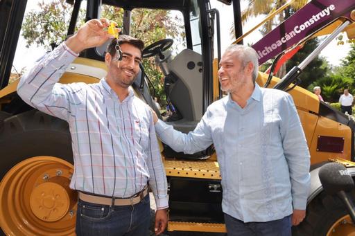 Entrega Bedolla maquinaria de construcción en Taretan