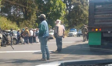 Protestan hombres armados en la carretera Uruapan-Paracho