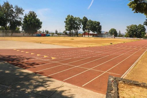 Martha Victoria Báez inspecciona instalaciones de la Unidad Deportiva