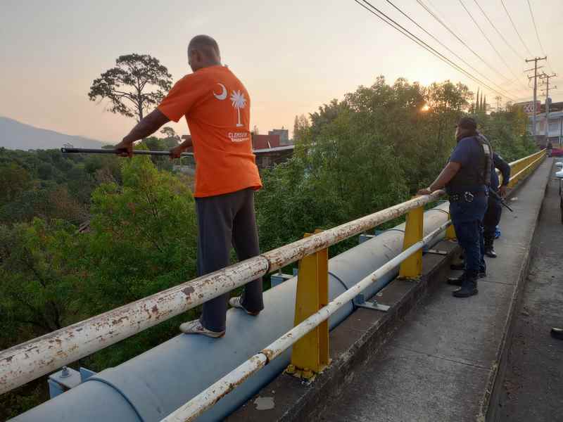 Elementos de Policía y Tránsito Municipal salvaguardan la integridad física de un masculino