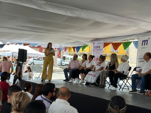 Con la presencia de Evelyn Lapuente dio inicio la Expo Manualidades