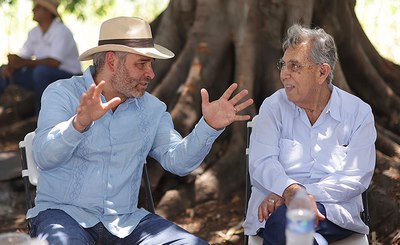 Bedolla y Cuauhtémoc Cárdenas visitan rancho ganadero de Tipítaro