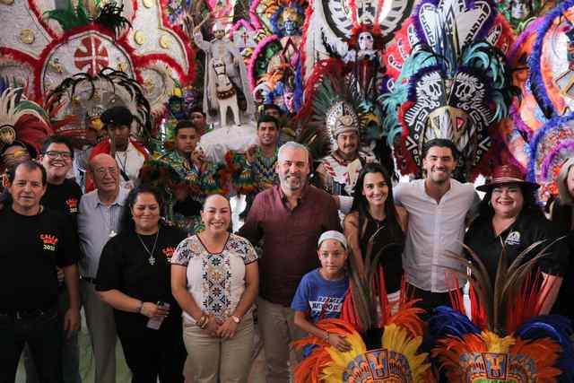 Reciben Tlahualies a Bedolla en su fiesta patronal