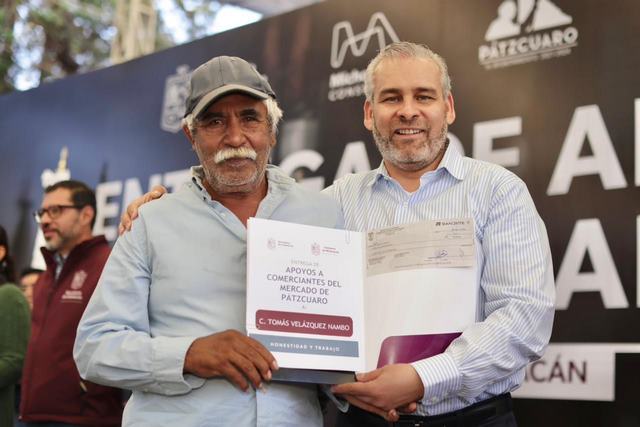 Cumple Bedolla, entrega apoyos a comerciantes reubicados del mercado de Pátzcuaro
