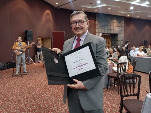 Jorge Ayala Vargas cumple 52 años como profesor de secundaria; lo impulsó a la docencia Eder Soto Fierro