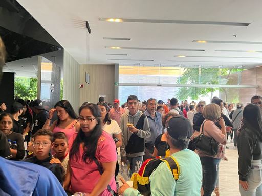 Sin importar el peligro que representa, cierran con llave la puerta de ingreso a evento de Marcelo Ebrard