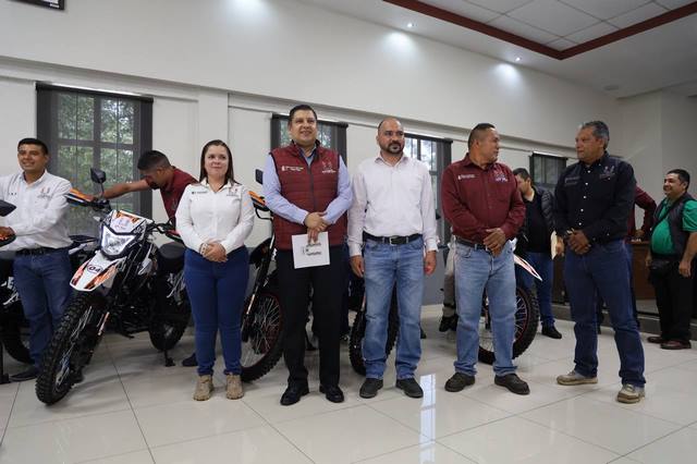 Entrega Nacho Campos vehículos a inspectores de Medio Ambiente