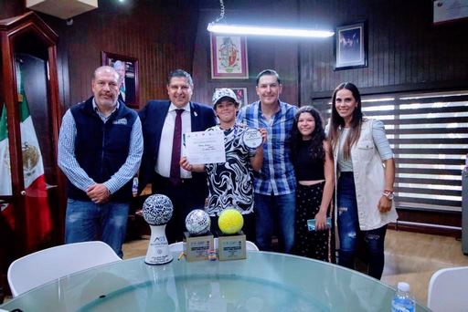 Nacho Campos recibe a Patricio Álvarez Chávez, uruapense promesa del tenis mexicano