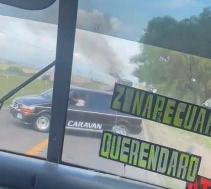 Se enfrentan civiles armados en Zinapécuaro; hay bloqueos y vehículos incendiados