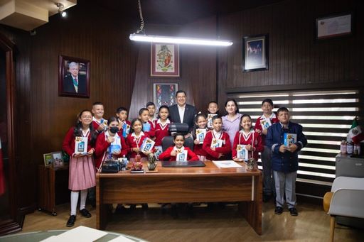 Nacho Campos premia a ganadores del Cabildo Infantil de Uruapan