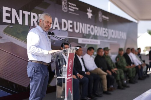 Inicia Bedolla entrega de segunda dotación de uniformes y equipos para Guardia Civil
