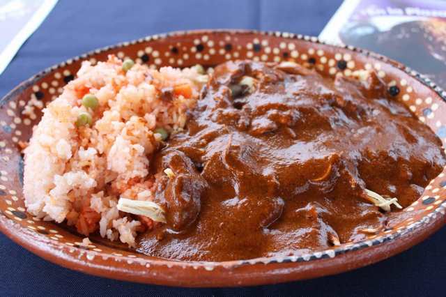 Santa María de Guido se llena de sabor y tradición al arrancar con su Feria del Mole