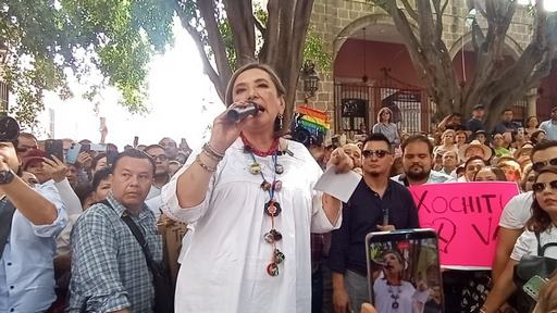 Entre empujones y una mala organización, llega Xóchitl Gálvez en bicioruga a la reunión informativa