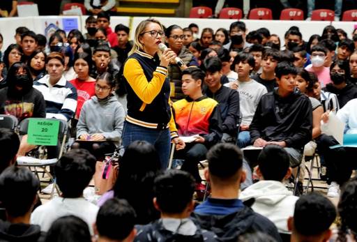 La Universidad Michoacana transformará la vida de ustedes y de sus familias: Rectora