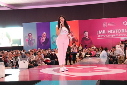 Bedolla abraza causa de mujeres con cáncer; continúa registro al programa