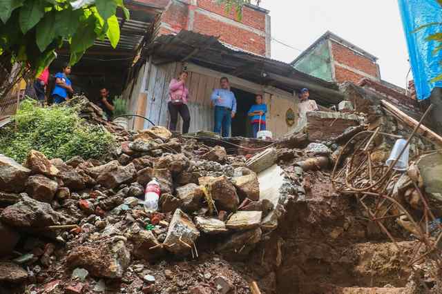 Gobierno Municipal atiende a familia afectada por deslave