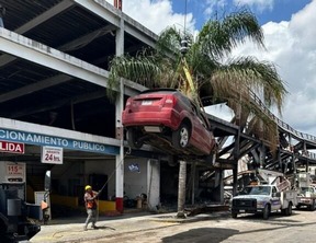 Sacan vehículos siniestrados del estacionamiento de Mercado Independencia
