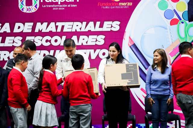 Entregan Nacho Campos y fundación Merza materiales y útiles escolares