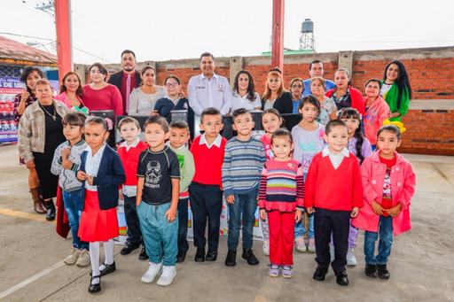 Entrega Nacho Campos tres aulas y computadoras por 1 millón 246 mil pesos en escuela Mártires de Uruapan