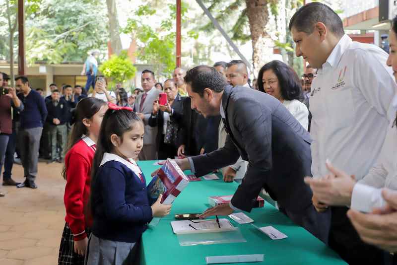 Arrancan clases en Apatzingán, Uruapan y Buenavista
