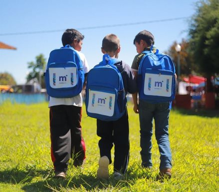 DIF Morelia dona útiles, uniformes y equipo de cómputo para la educación en la comunidad de Ichaqueo