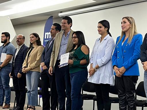 Entregan constancias a jóvenes beneficiados del “Programa Becas de Titulación del Colegio de Morelia 2023”