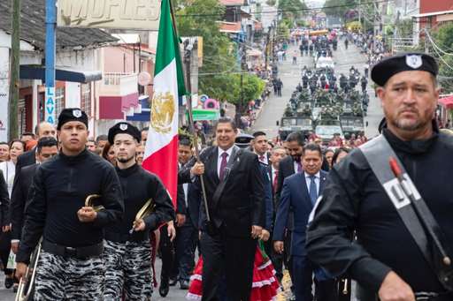 Uruapenses celebran 213 aniversario de la Independencia con colorido desfile
