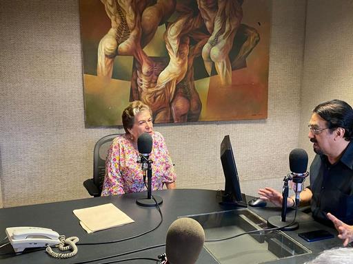 Maestra Yolanda Sereno dona parte de su obra de Arte Plumario a la UMSNH