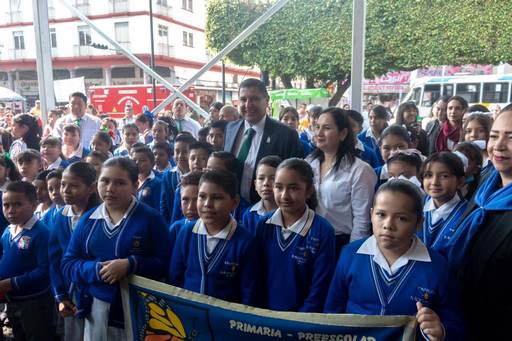 Nacho Campos premia a ganadores del desfile del 16 de septiembre