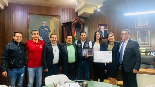 Entregan gafete internacional de básquetbol a árbitro uruapense